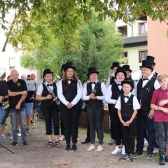 Kerwekomitee Asselheim stehende Menschen in Frack und Zylinder 