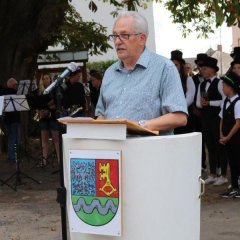 Ortsvorsteher Norbert Schott spricht zur Eröffnung