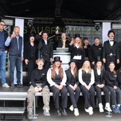 Gruppenbild mit Kerwekomitee, Weingräfin, Bürgermeister und Ortsvorsteher