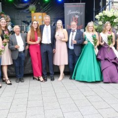 Gruppenbild mit allen Weinhoheiten