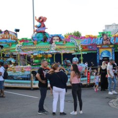 Vergnügungsplatz mit Kinderkarussell und Autoscooter