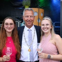 Bürgermeister Wagner mit Charlotte und Sarah