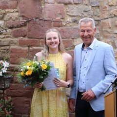 Sarah Herkelrath mit Blumenstrauß und Bürgermeister Klaus Wagner