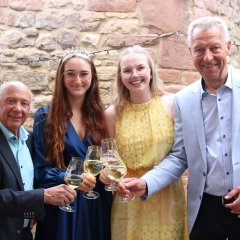 Beigeordneter Hans Tisch, amtierende Weingräfin Charlotte I. aus Battenberg, Sarah Herkelrath und Bürgermeister Klaus Wagner