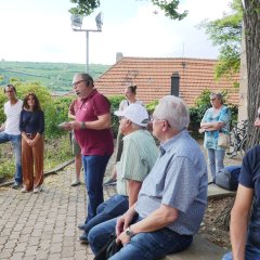 Kultur- und Weinbotschafter Steffen Pfarr spricht zu den Teilnehmenden