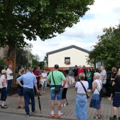 Teilnehmende versammeln sich am Dorfanger