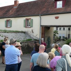 Kultur- und Weinbotschafter Steffen Pfarr spricht zu den Teilnehmenden