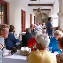 Teilnehmende im Außenbreich des Weinguts