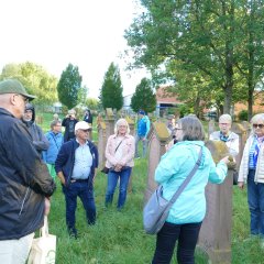 Besucher auf dem Jüdischen Friedhof