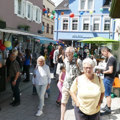 Blick in die Fußgängerzone mit vielen Besuchern